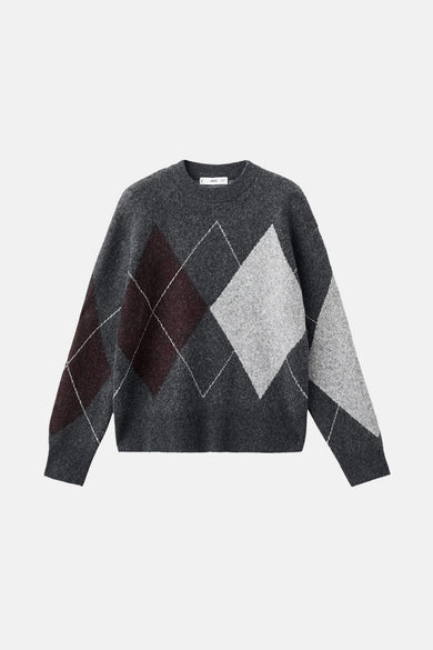 Pull à col rond gris de MANGO, avec motif losanges bordeaux et gris clair sur fond gris foncé.
