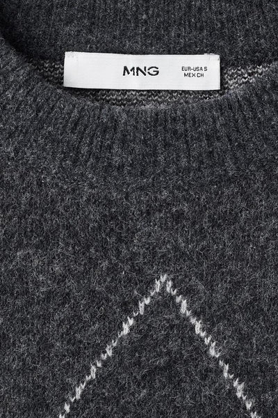 Pull gris à col rond de MANGO, avec un motif losange blanc et une texture tricotée.
