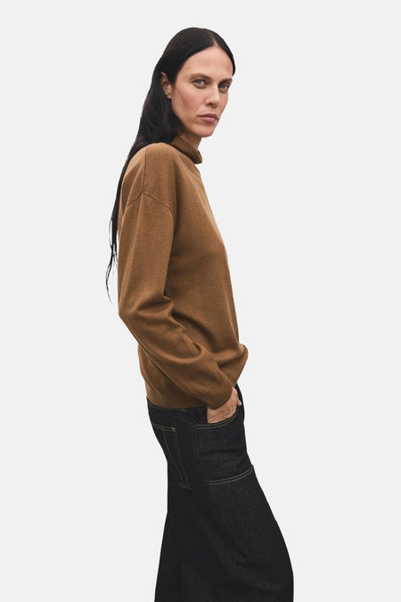 Bruine coltrui van MANGO, gedragen met een donkere wijde jeans, achtergezicht.
