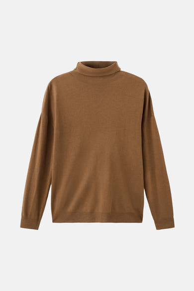 Pull à col roulé brun par MANGO, en maille fine, sur fond uni.
