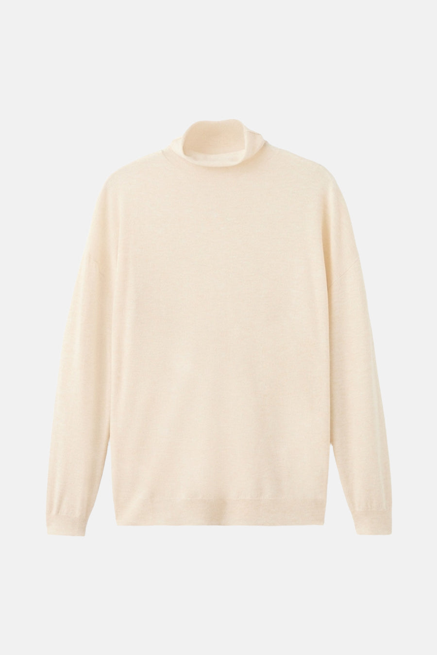 Pull à col roulé écru de MANGO, en maille fine, sur fond blanc.