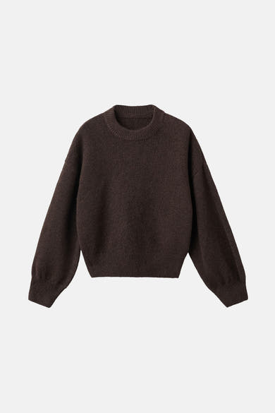 Pull à col rond brun de MANGO, en maille texturée, avec des manches amples.
