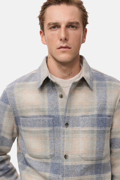 Veste courte multicolore de MANGO, à carreaux avec poches plaquées et col classique.