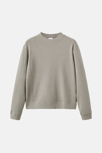 Sweat-shirt gris de MANGO, à texture tricotée avec une encolure ras du cou.