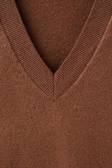 Pull à col en V marron de MANGO, en maille fine avec bordure côtelée au niveau de l'encolure.