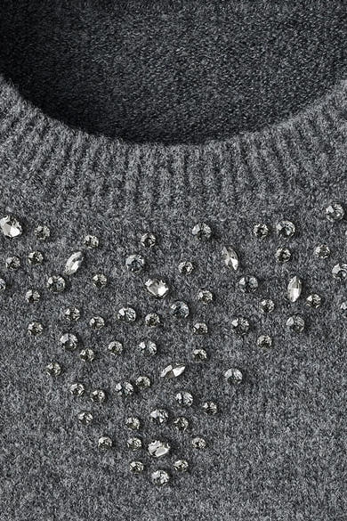 Pull à col rond gris de MANGO, orné de strass décoratifs, texture tricotée fine.
