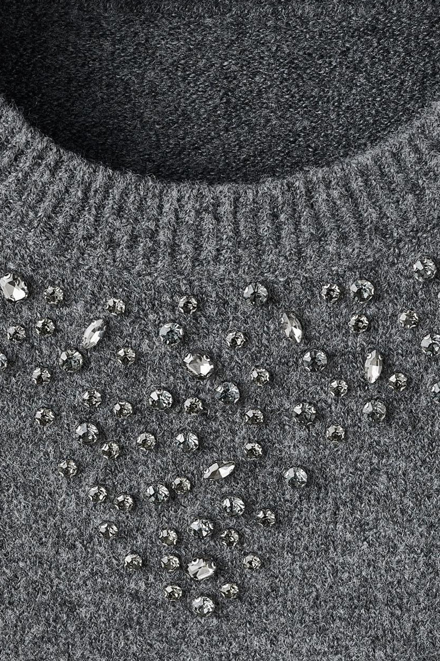 Pull à col rond gris de MANGO, orné de strass décoratifs, texture tricotée fine.
