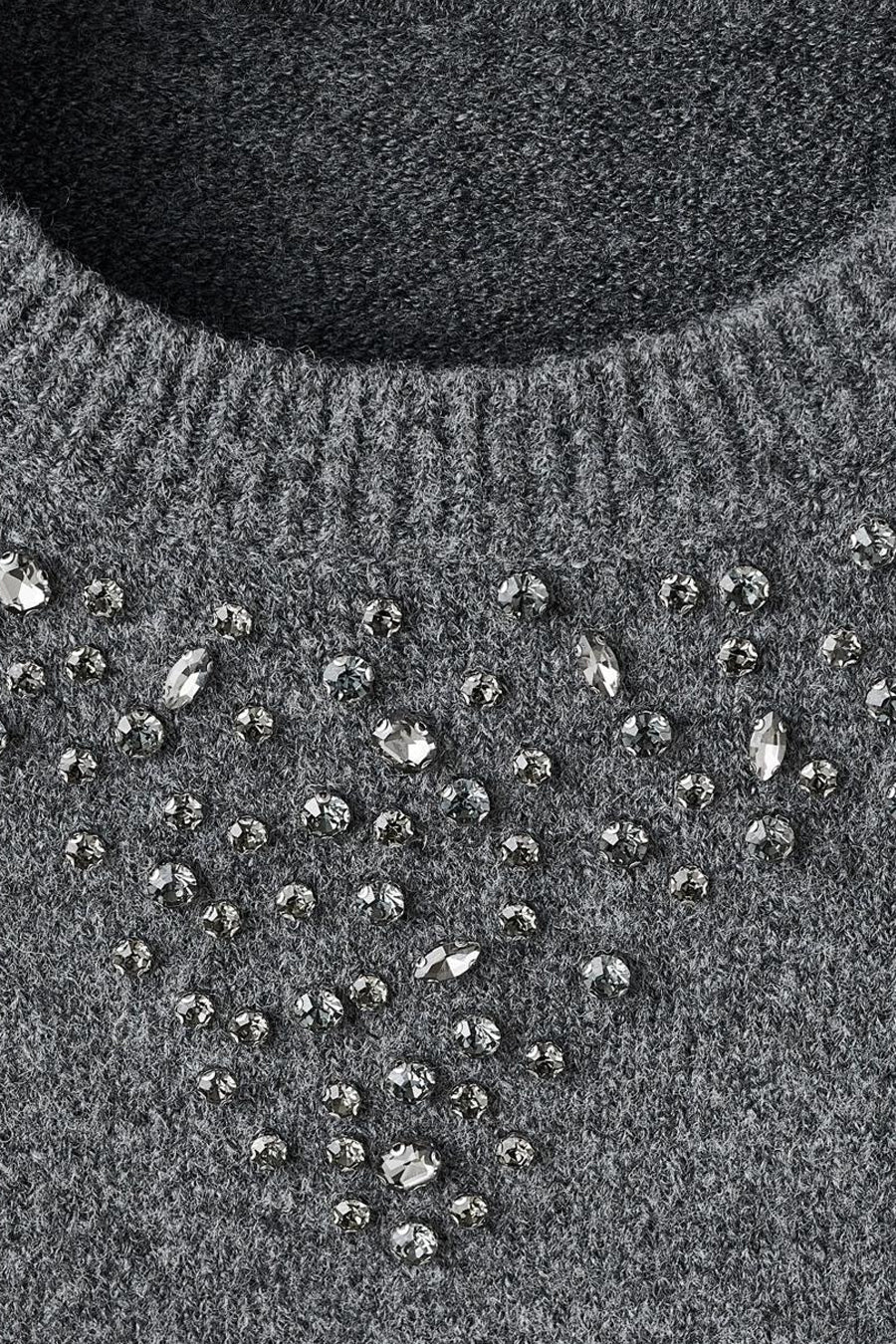 Pull à col rond gris de MANGO, orné de pierres brillantes décoratives, en tricot texturé.
