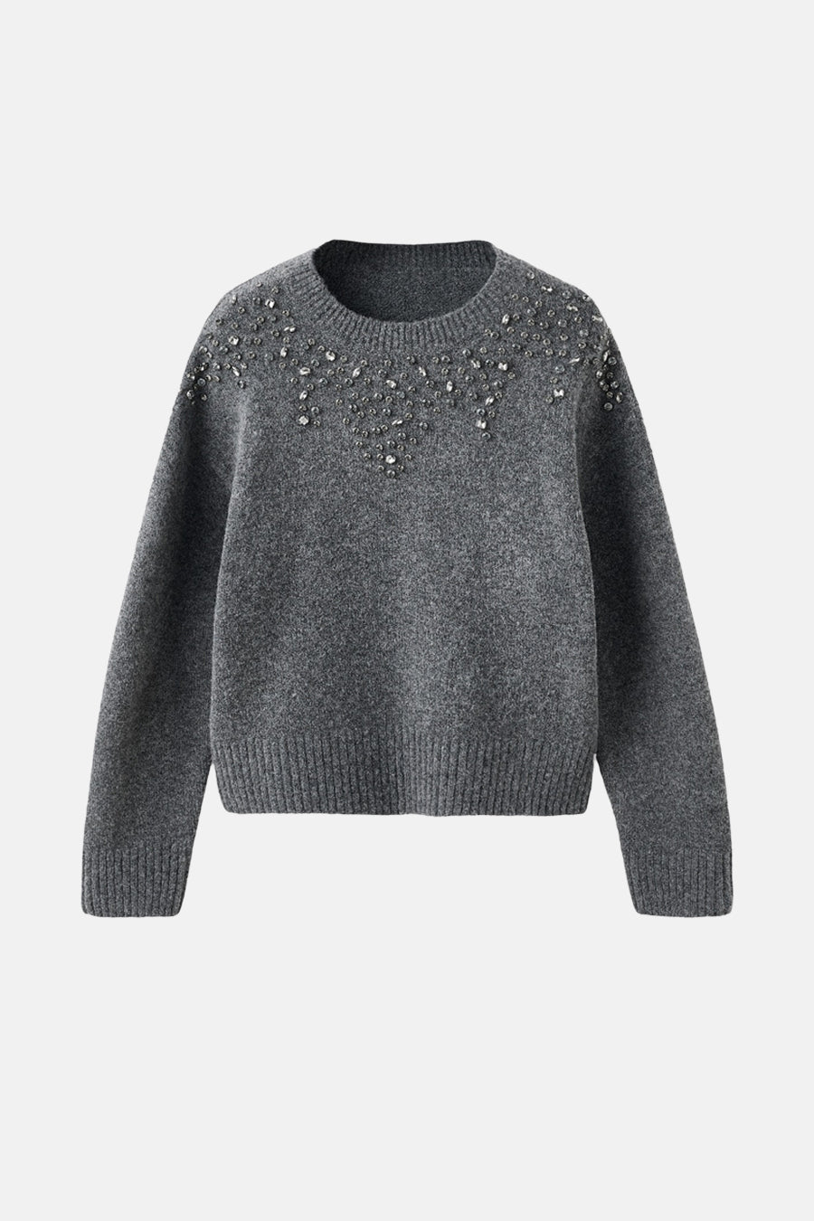 Pull gris à col rond de MANGO, orné de pierres décoratives sur le devant.
