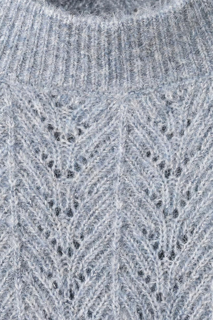 Pull à col rond bleu de MANGO, en maille ajourée avec un subtil fil scintillant.