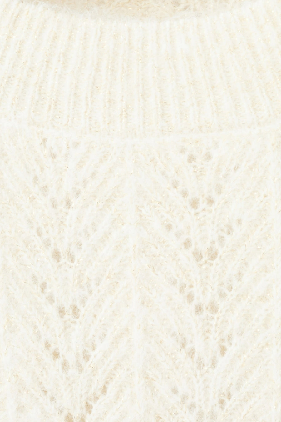 Pull à col rond écru de MANGO, avec détails ajourés et texture douce.
