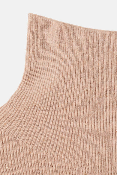 Pull à col roulé beige de MANGO avec texture tricotée et détails scintillants.