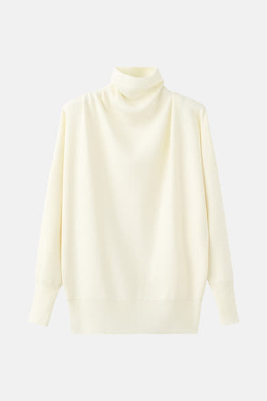 Pull à col roulé écru de MANGO, avec col montant drapé et manches longues amples.