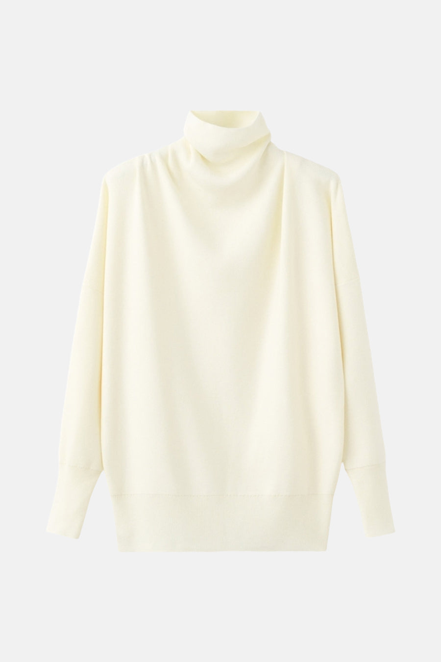Pull à col roulé écru de MANGO, avec col montant drapé et manches longues amples.