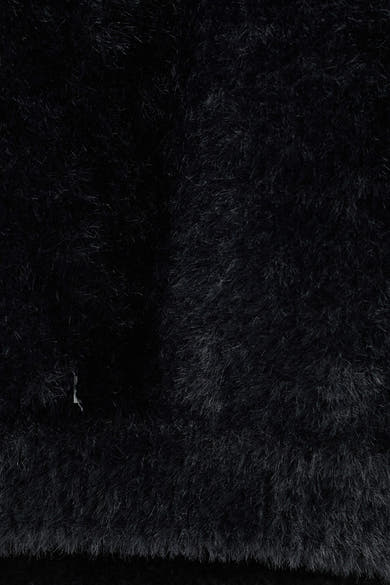 Pull à col rond noir de MANGO, avec une texture douce et duveteuse.