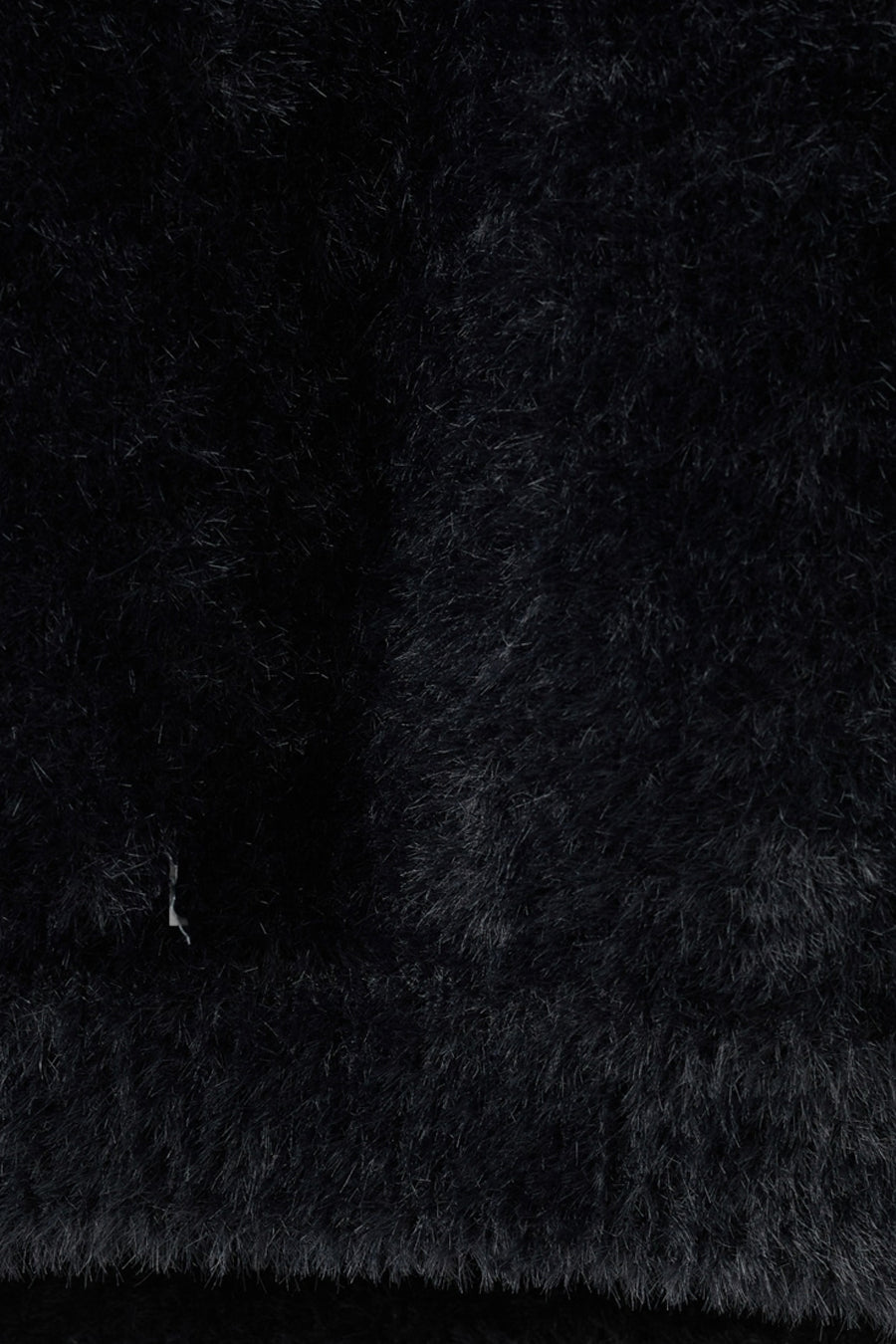 Pull à col rond noir de MANGO, avec une texture douce et duveteuse.