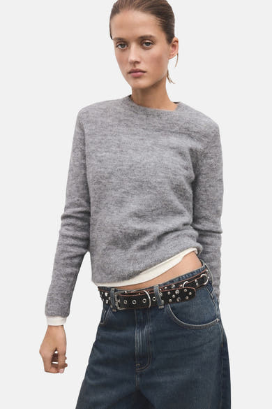 Grijze trui met ronde hals van MANGO, gedragen met een donkerblauwe jeans, achtergezicht.