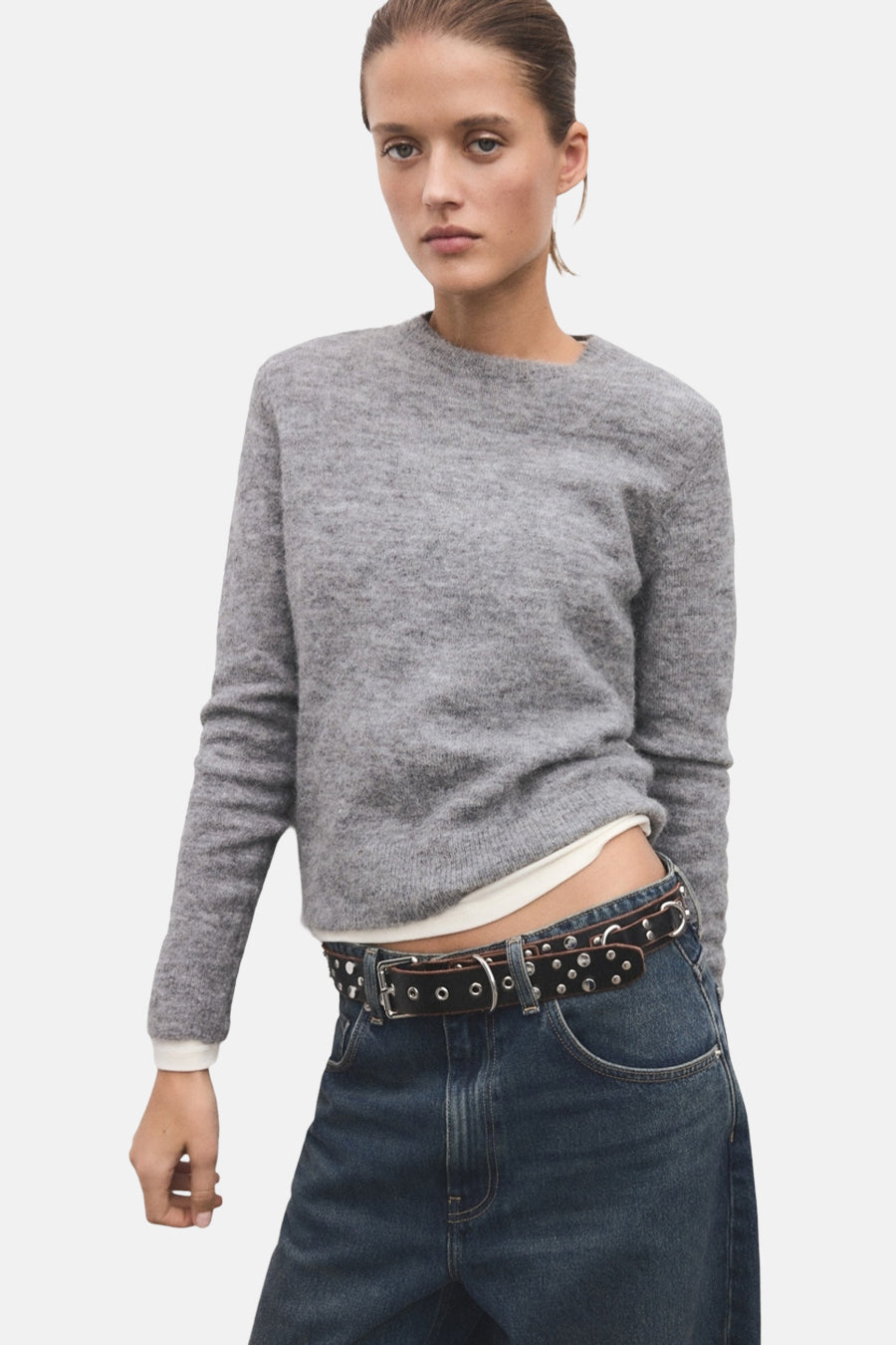 Grijze trui met ronde hals van MANGO, gedragen met een donkerblauwe jeans, achtergezicht.