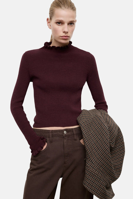 Pull bordeaux à col montant de MANGO, en maille côtelée avec détails volantés aux poignets et col.