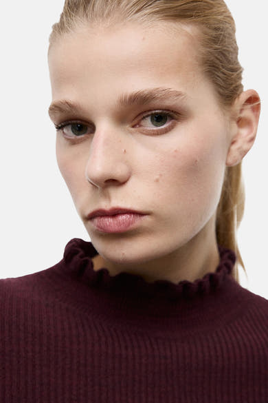 Bordeaux pull met opstaande kraag van MANGO, in fijne ribgebreide stof.