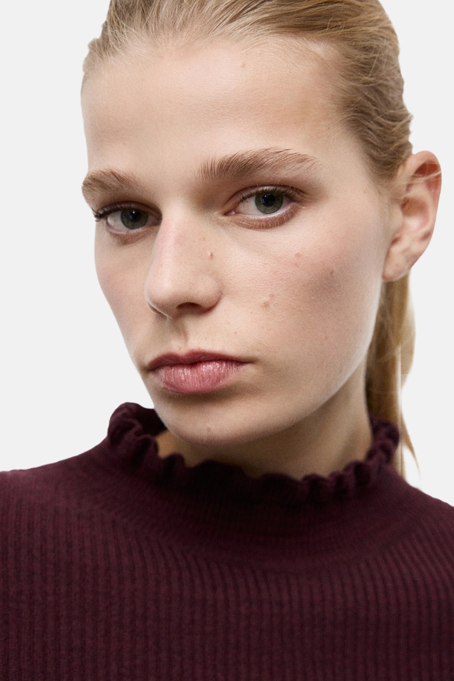 Bordeaux pull met opstaande kraag van MANGO, in fijne ribgebreide stof.