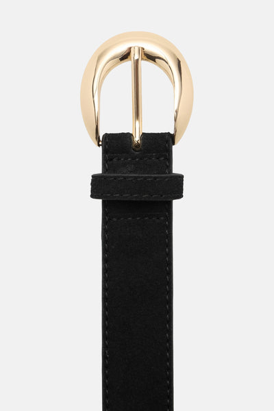 Zwarte suède riem van MANGO met glanzende gouden gesp en gaten voor aanpassing.