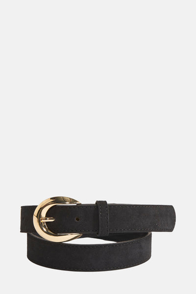 Ceinture noire de MANGO, avec une boucle dorée, en matière texturée et avec une couture visible.