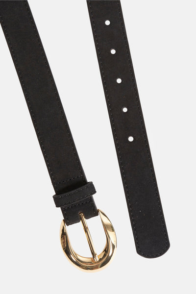 Ceinture noire en suède de MANGO avec boucle dorée brillante et trous pour l'ajustement.
