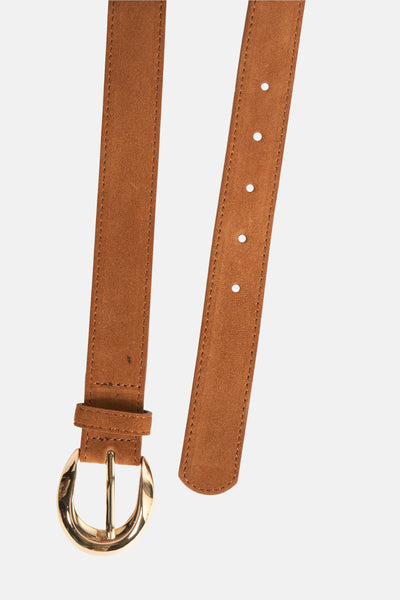 Ceinture marron en cuir by MANGO, avec boucle dorée et trous de réglage.
