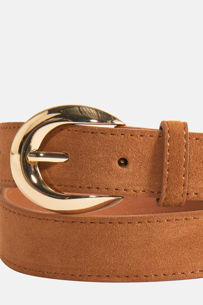 Ceinture marron en suède par MANGO, avec une boucle dorée brillante et une couture ton sur ton.