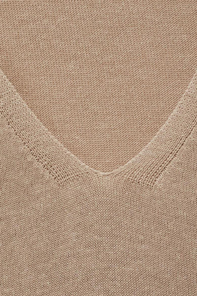 Beige gebreid hemdje van MANGO, met V-hals en fijne textuur.