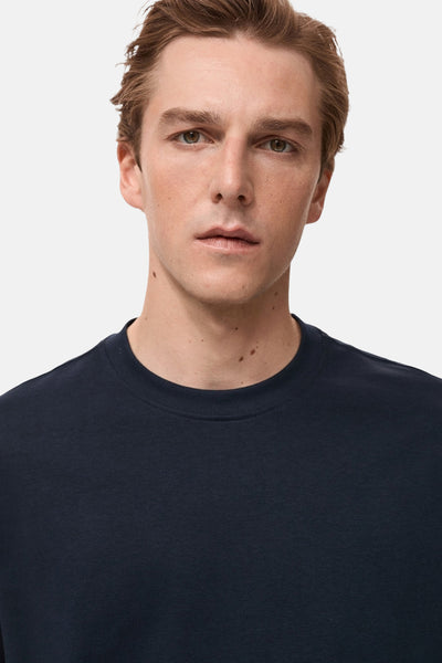 Donkerblauwe T-shirt met korte mouwen van MANGO, gedragen door een man, met effen zichtbaar.