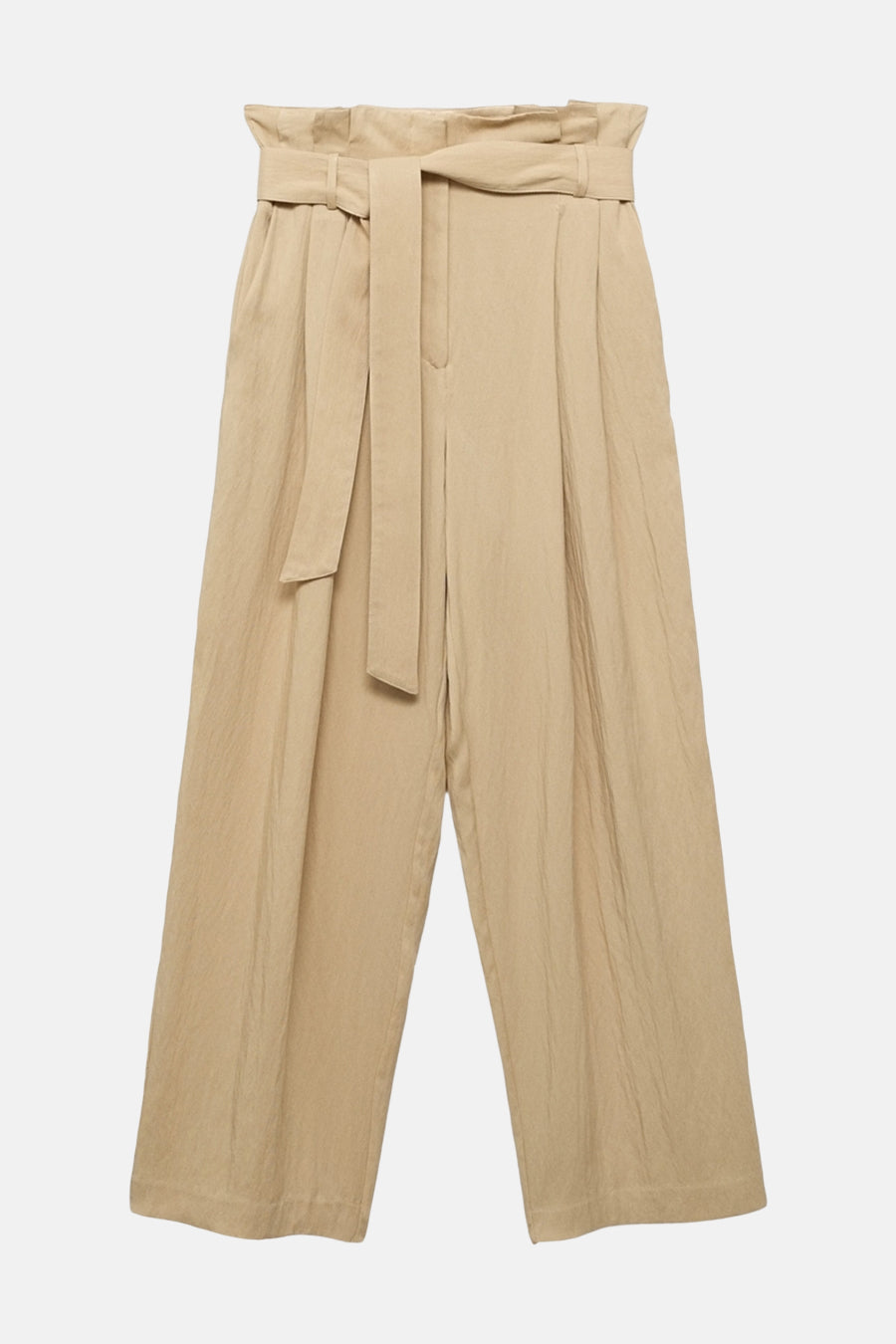 Pantalon beige de MANGO avec ceinture à nouer et plis sur le devant.