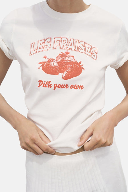 Wit T-shirt met korte mouwen van MANGO, versierd met een rood aardbeienmotief en rode letters.