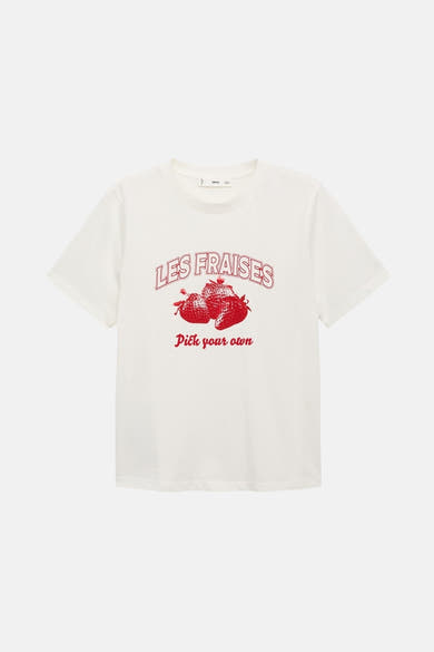 Wit T-shirt met korte mouwen van MANGO met rode aardbeienprint en vintage letters.