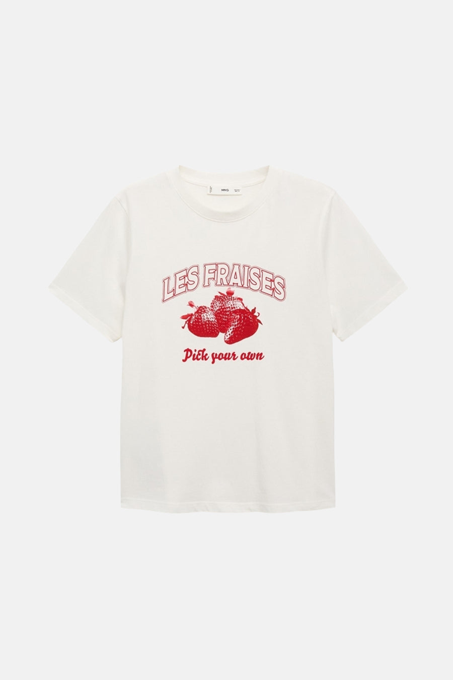 Wit T-shirt met korte mouwen van MANGO met rode aardbeienprint en vintage letters.