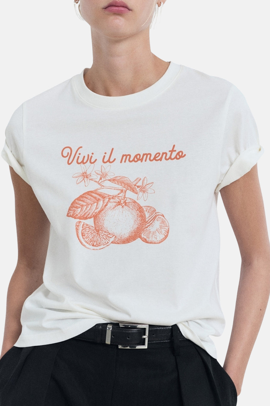 Wit T-shirt met korte mouwen van MANGO, versierd met een citrusvruchtenmotief en de tekst "Vivi il momento".