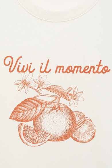 Wit T-shirt met korte mouwen van MANGO, met oranje citrusvruchtenprint en de tekst "Vivi il momento".