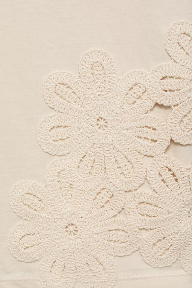 T-shirt beige à manches courtes de MANGO, avec des motifs de fleurs crochetées sur le devant.