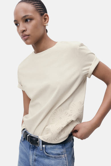 T-shirt beige à manches courtes de MANGO, avec détail en dentelle florale sur le côté.