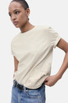 T-shirt beige à manches courtes de MANGO, avec détail en dentelle florale sur le côté.
