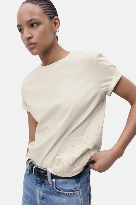 T-shirt beige à manches courtes de MANGO, avec détail en dentelle florale sur le côté.