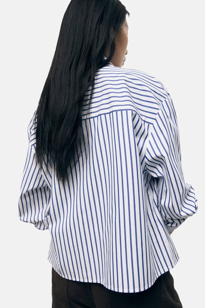 Chemise à manches longues rayée bleu et blanc de MANGO, vue de dos, avec cheveux longs noirs.
