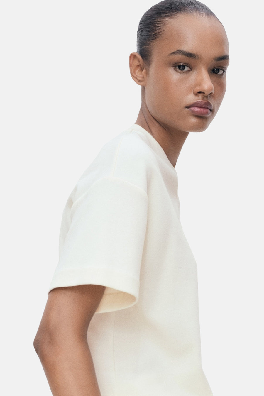 Ecru T-shirt met korte mouwen van MANGO, met een gladde stof en een relaxte pasvorm.