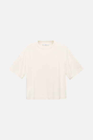 Ecru T-shirt met korte mouwen van MANGO, rechte en relaxte pasvorm op een effen achtergrond.