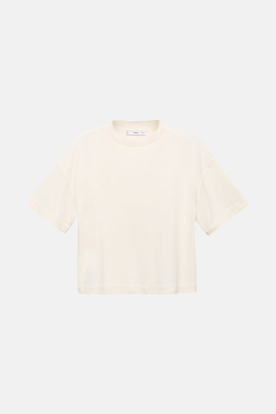 Ecru T-shirt met korte mouwen van MANGO, rechte en relaxte pasvorm op een effen achtergrond.