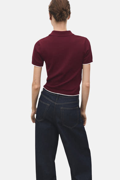 Bordeaux ronde hals trui van MANGO, met witte bies en gedragen met een donkere high-waisted jeans.