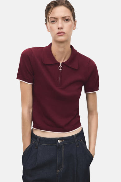 Bordeaux pull à col montant de MANGO, avec fermeture éclair et ourlet contrasté, porté avec un jean taille haute.
