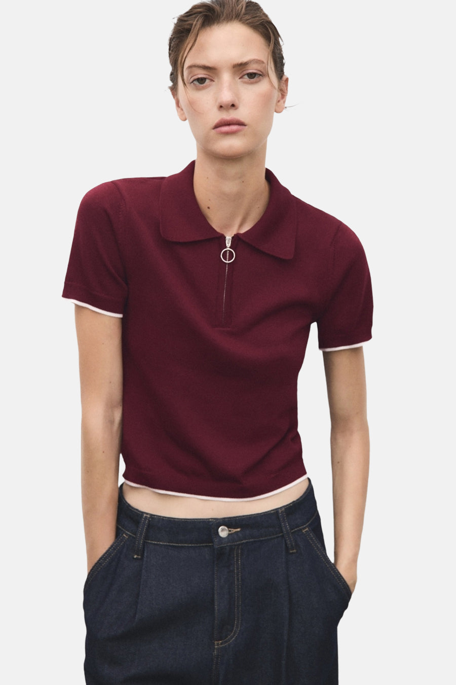Bordeaux pull à col montant de MANGO, avec fermeture éclair et ourlet contrasté, porté avec un jean taille haute.