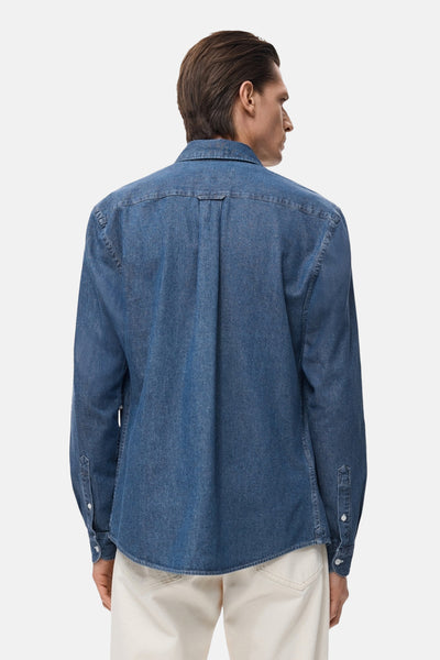 Denim overhemd met lange mouwen van MANGO, achterzijde, met centrale plooi en afgeronde zoom.
